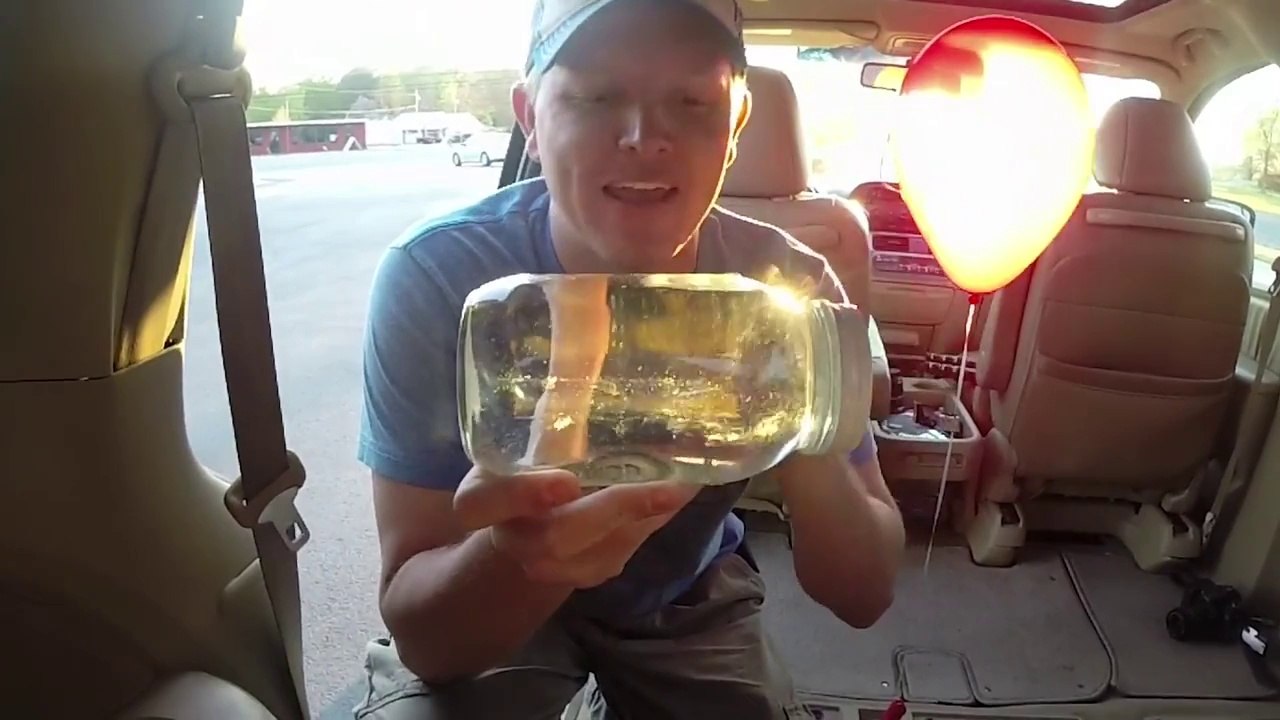 Un ballon gonflé à l'Hélium dans une voiture...Expérience cool!