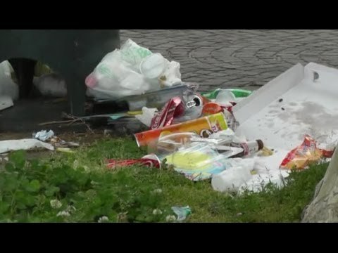 Napoli - Dopo il boom di turisti a Pasqua, la città si risveglia sporca (22.04.14)