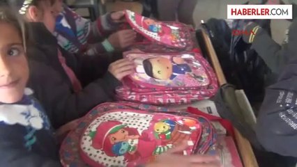 Üniversitelilerden Başkale'deki Öğrencilere Yardım