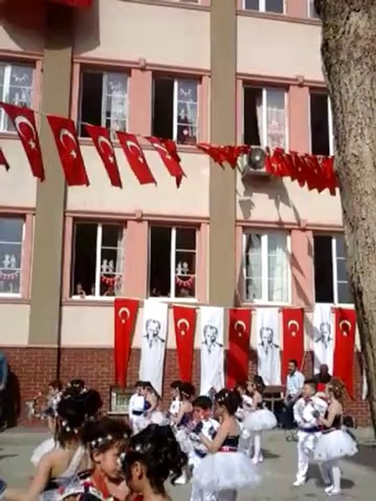 şehit üsteğmen gökhan yavuz ilkokulu 1-B SINIFI  23 nisan gösterisi