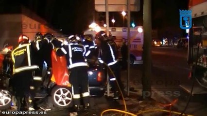 Hombre empotra su vehículo contra un muro y muere