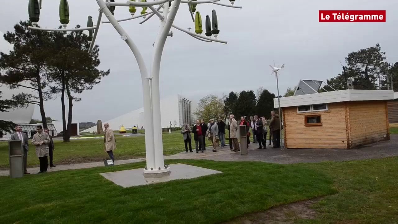 Eolien du futur. Le premier "arbre à vent" installé à Pleumeur-Bodou