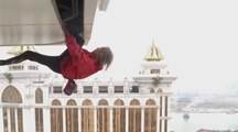 Le « Spiderman français » escalade un hôtel de Macao