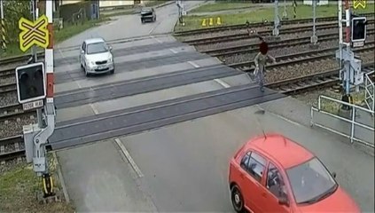 République tchèque : un homme à deux doigts de se faire faucher par un train