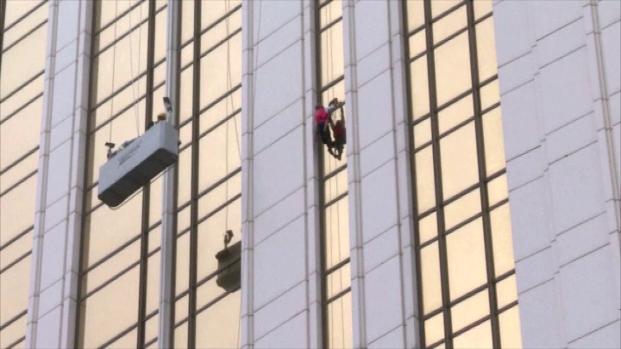 L'homme araignée français a escaladé une tour à Macao