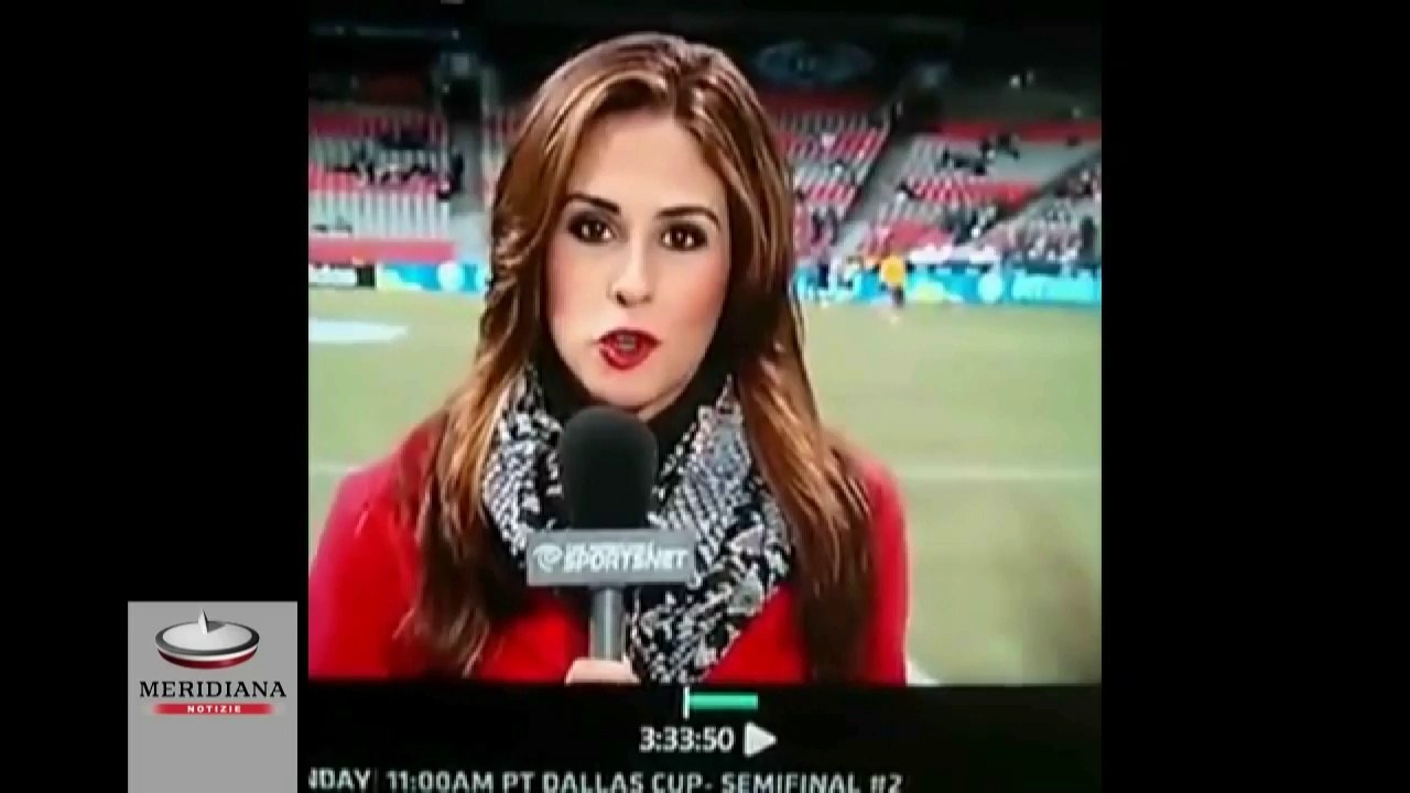 Giornalista prende una pallonata in testa a bordo campo