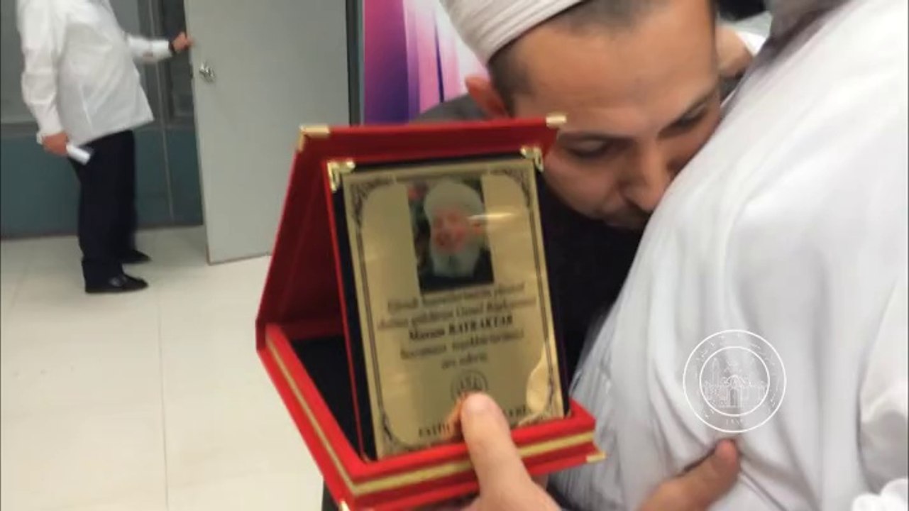 Masum Bayraktar Hoca Efendi'ye Efendi Hazretlerimizin Yüzünü Güldürdüğü İçin Plaket Takdimi
