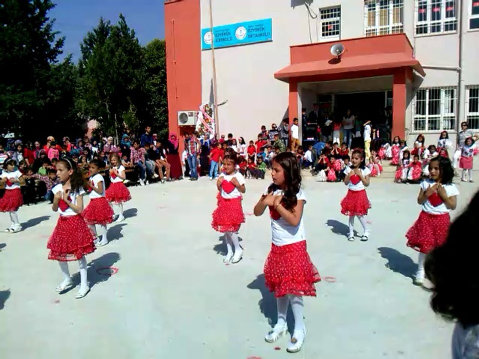 2013-2014 ÖZYÖRÜK İLKOKULU 2-A SINIFI 23 NİSAN YATCAZ KALKCAZ GÖSTERİSİ