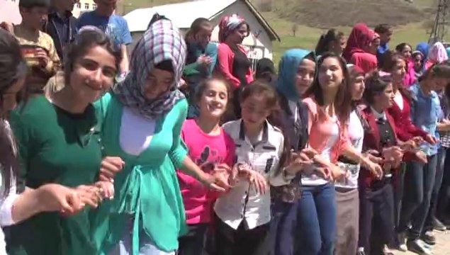 Denizli Çivril Sağlık Meslek Lisesi öğrenci ve öğretmenleri, 23 Nisan Ulusal Egemenlik ve Çocuk Bayramı'nı Şemdinli'deki öğrencilerle kutladı