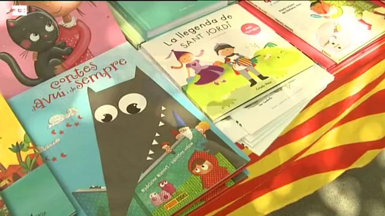 Las calles de Cataluña se llenan de libros y rosas en la tradicional diada de Sant Jordi