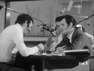 Parodie d'interview radiophonique dans un studio de France Inter
