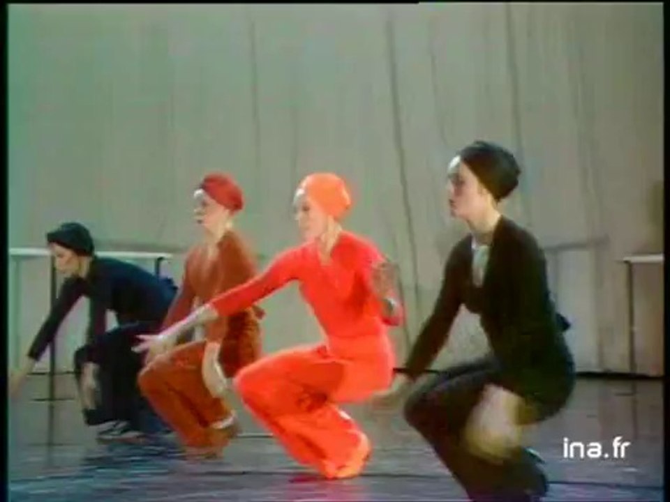 Cinq danseuses du ballet Jean Moussy