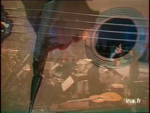 Enrico Macias à la guitare