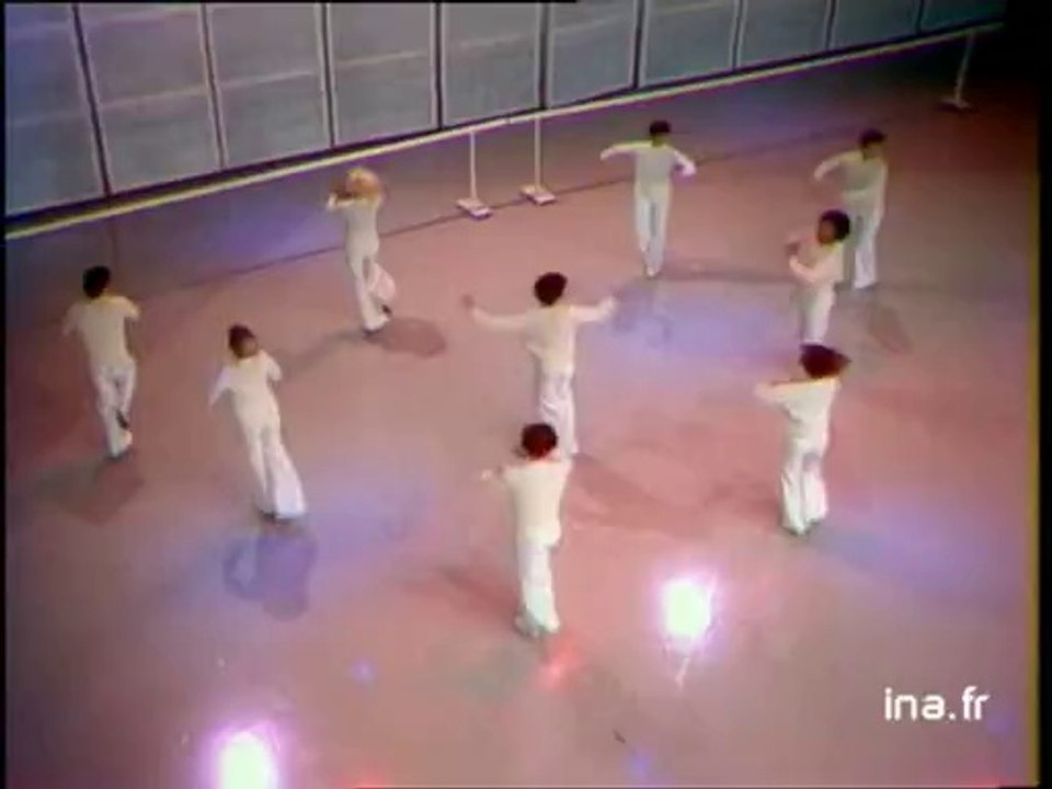 Georges Chakiris danse entouré des ballets Barry Collins