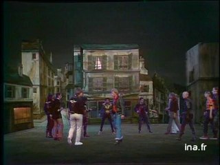 Johnny Hallyday danse avec le ballet Barry Collins