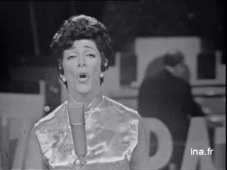Micheline Dax "Les Belles de nuit" (live officiel) - Archive INA