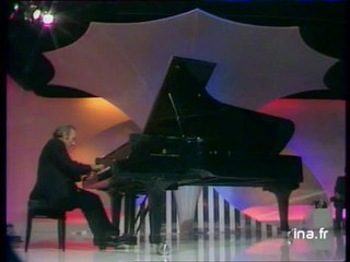 Miguel Angel Estrella, joue au piano