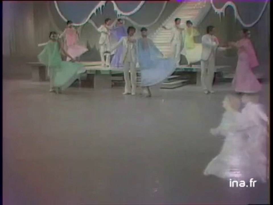 Nicole Croisille et Larrio Ekson dansent sur l'air de "Une femme avec toi"