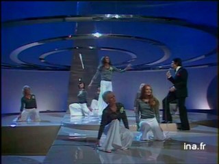 Sacha Distel dans un pot pourri de chansons de l'été 75