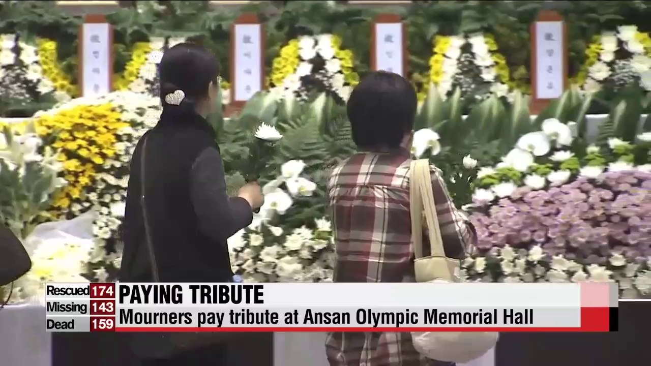 Korea pays tribute to ferry disaster victims