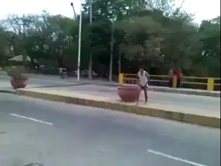 il est complètement fou ce mec ! a voir