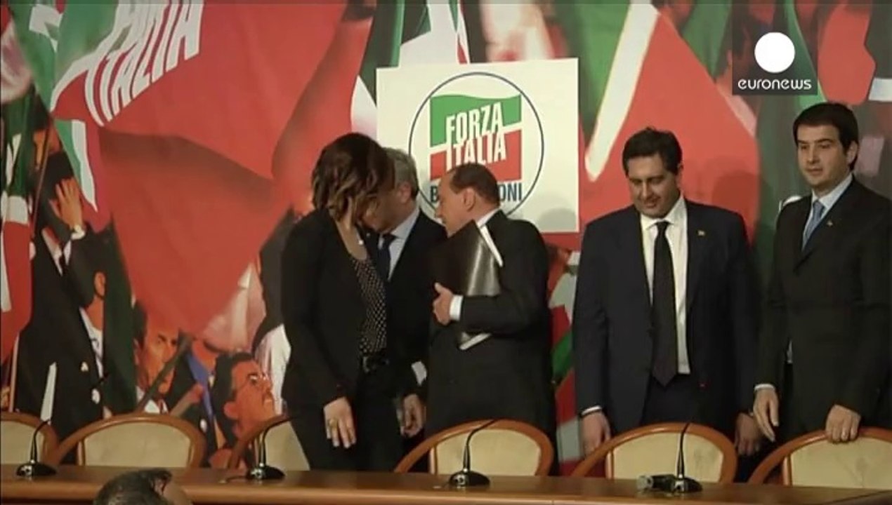 Berlusconi firma per i servizi sociali: "inizio la prossima settimana"