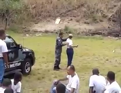 Un lancer de grenade raté par une femme policier