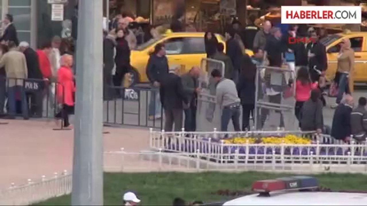 Taksim Cumhuriyet Anıtı Çevresi Kapatıldı