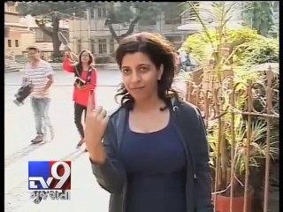Watch Farhan Akhtar coming out from the booth after casting his vote , Mumbai - Tv9 Gujarati