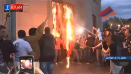 Erivan’da göstericiler Türk bayrağı yaktı