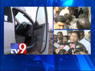 Nannapaneni visits Shobha NagiReddy in Hospital