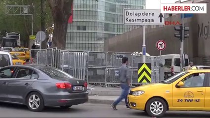 Taksim'e Polis Bariyerleri Getirildi