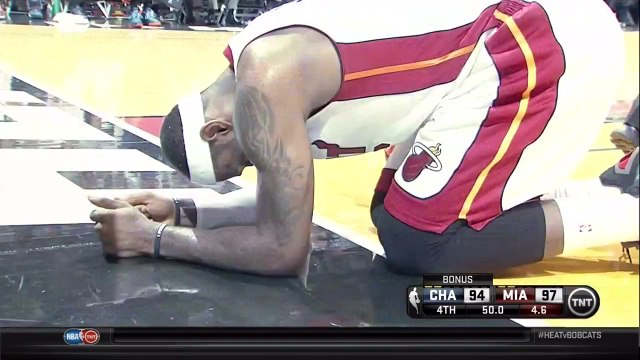 Josh McRoberts met LeBron K.O avec un coup de coude à la gorge