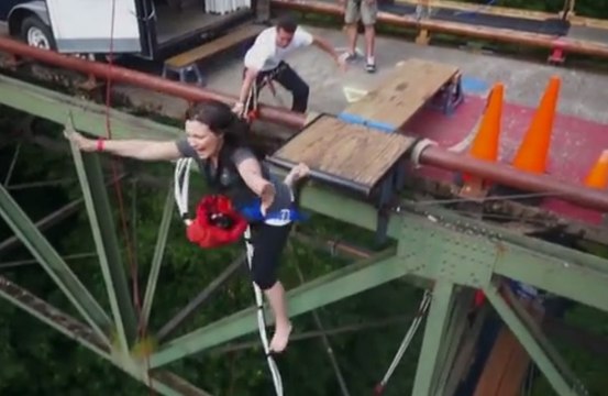 Bungee Jumping - Andreia ISMAI 20132014