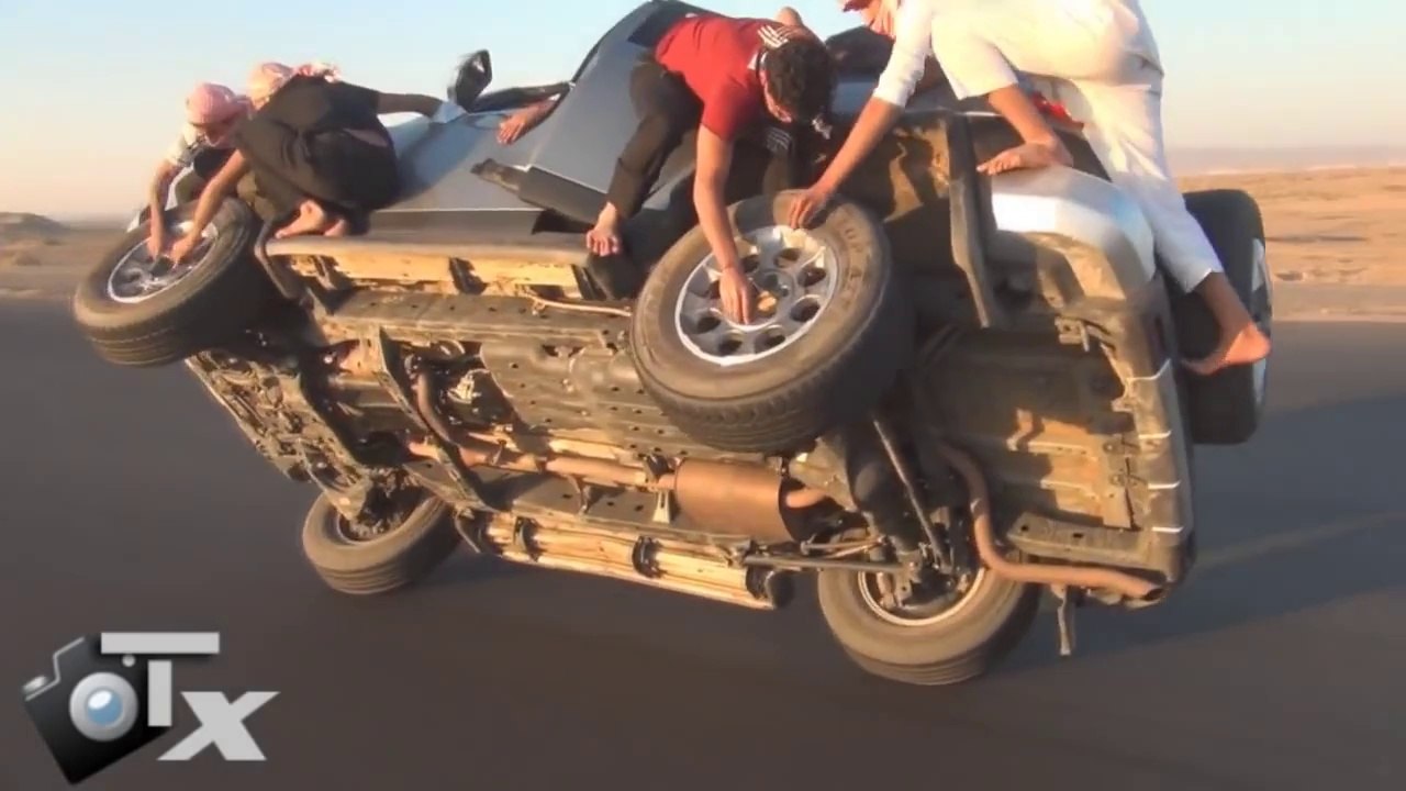 Change a wheel and driving in the same time! Crazy guys...