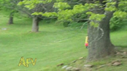 Super papa sauve sa fille d'un gros crash! Enorme...