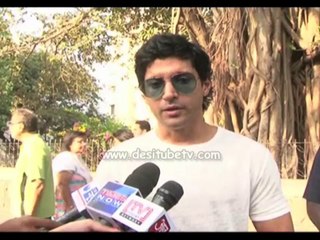 Farhan Akhtar casts his vote in Mumbai