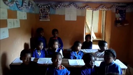 Les élèves de Soanihasina chantant en français