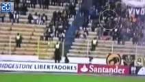 Un fantôme se balade dans les tribunes lors d’un match de foot