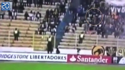 Un fantôme se balade dans les tribunes lors d’un match de foot