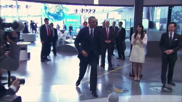 Obama joue au foot avec un robot japonais