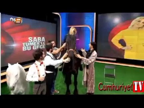 Saba Tümer canlı yayında ata bindi