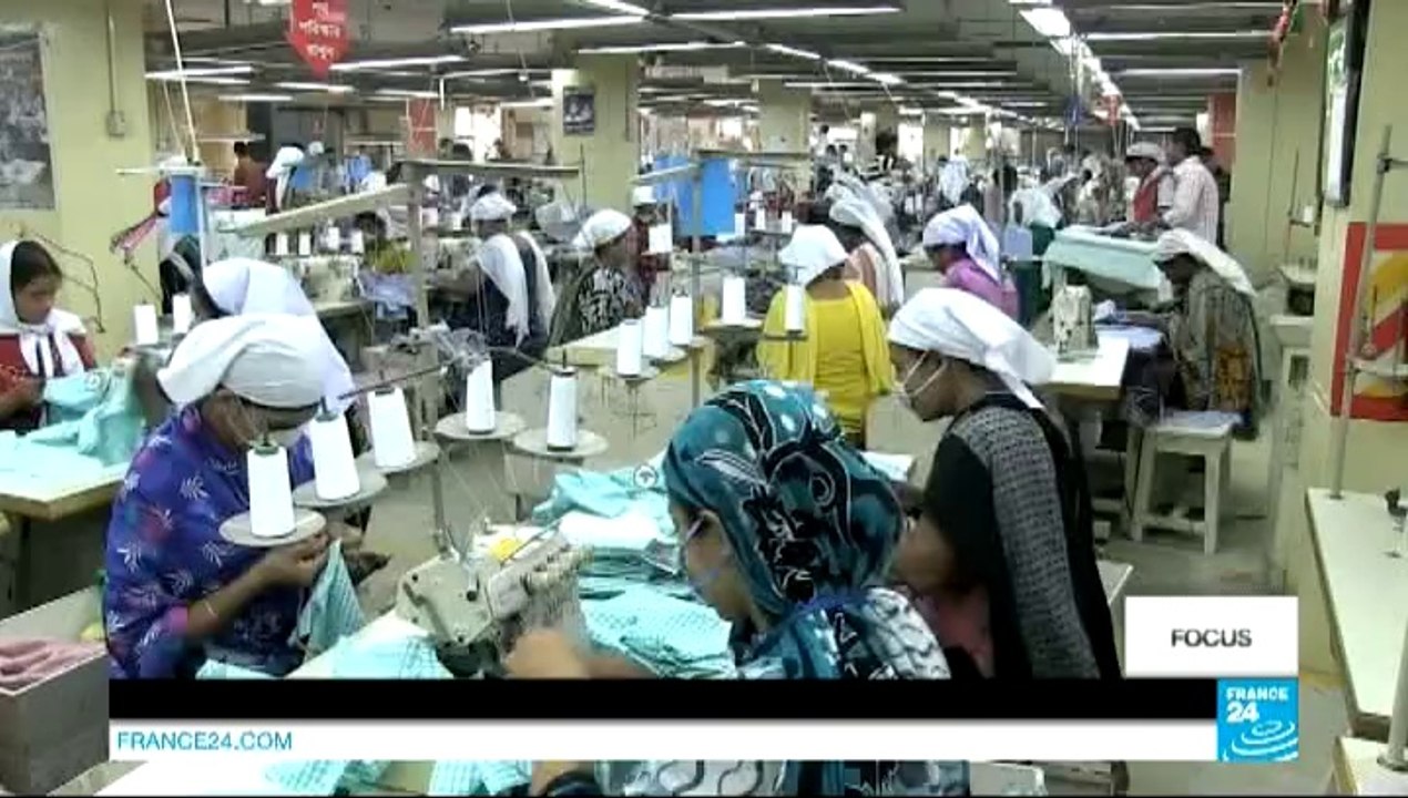 REPORTAGE - Vidéo : les ouvriers du textile au Bangladesh toujours en danger