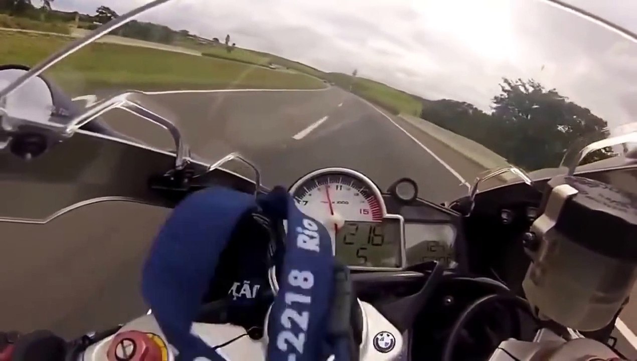 Une course de motos sauvage à plus de 300 km/h