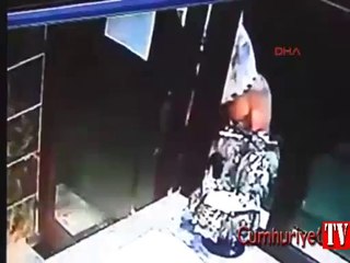Yarı çıplak halde başına çuval geçirip hırsızlık yaptı