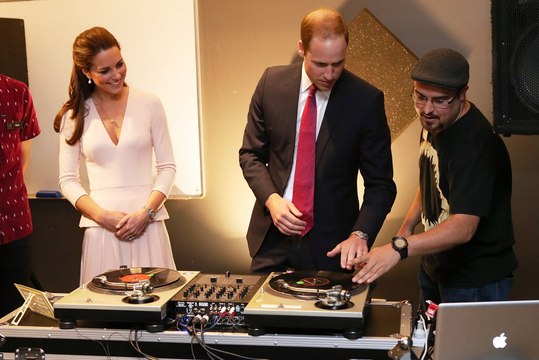 Kate Middleton et le Prince William apprentis DJ - ZAPPING ACTU DU 24/04/2014