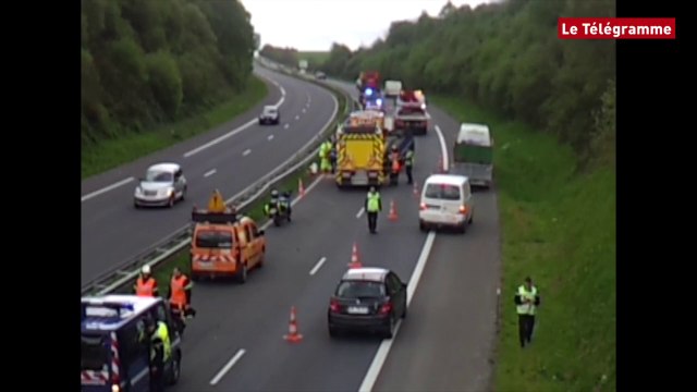 Pleyber-Christ (29). RN12 : un fourgon de gendarmerie sur le toit