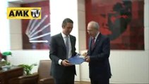 Ali Koç, toplanan imzaları Kılıçdaroğlu'na verdi