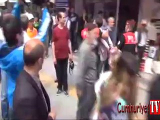 AKP önüne bırakılan şüpheli çantanın üzerine atladı