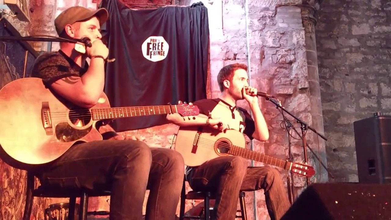 Des covers de muique Dance en mode guitare acoustique. Enorme!